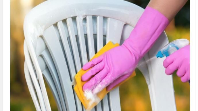 Kako najlakše očistiti bele plastične stolice? Trikovi uz koje će blistati kao da su sada stigle iz fabrike