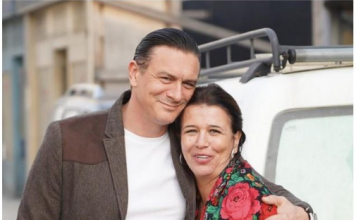 Naš glumac napravio kuću na selu pa sa ženom manekenkom okopava baštu: “Gajim kokoške, svinje i ovce – ovde je život”