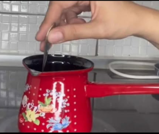 TURKINJA POKAZALA KAKO SE PRAVILNO KUHA TURSKA KAFA: Iznenadićete se koliko je drugačija od naše “domaće”