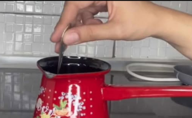 TURKINJA POKAZALA KAKO SE PRAVILNO KUHA TURSKA KAFA: Iznenadićete se koliko je drugačija od naše “domaće”