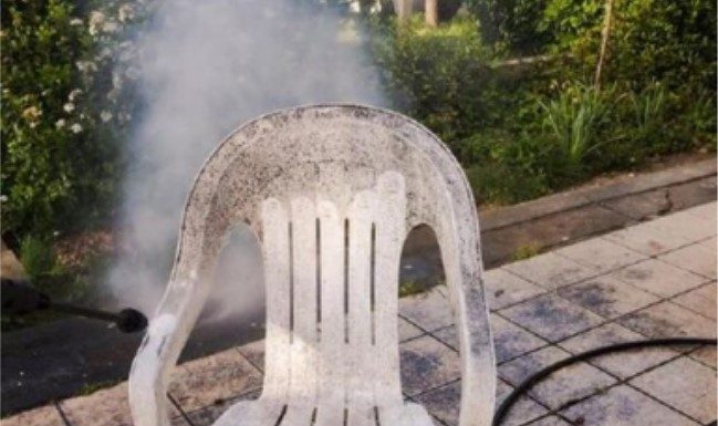 NAJLAKŠI NAČIN PRANJA BIJELIH PLASTIČNIH STOLICA: Potrebno je SAMO da pomiješate JEDAN SASTOJAK sa vodom i FLEKE NESTAJU ZAČAS