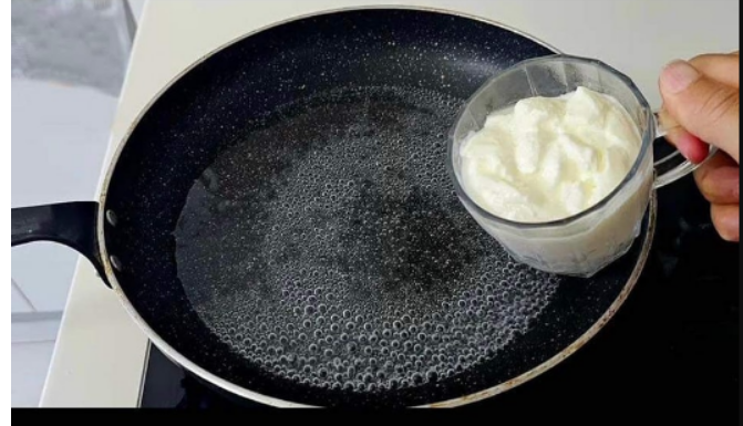 Samo sipajte JOGURT u kipuću vodu, dodajte brašno i ne morate ujutro ići u prodavnicu: Skoro NIKO za ovo ne zna!