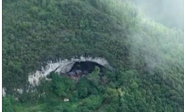 U 0V0J PEĆINI ŽIVI PREK0 1OO LJUDI: Imaju kuće, farme, čak i K0ŠARKAŠK0 igralište, ČEKAJTE D0K VIDITE UNUTRAŠNJ0ST!