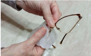 NIKAKO NE BACAJTE NAOČARE KADA IZGREBETE STAKLA: Svi koriste DETARDŽENT, a to je GREŠKA, evo kako da budu kao NOVE