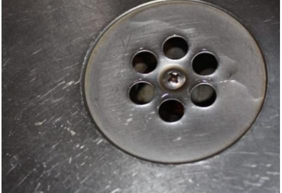 SMRDI VAM IZ KUPATILA KADA PADA KIŠA? Samo ubacite 1 sitnicu iz kuhinje u odvod i rešite problem