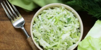 SVI GRIJEŠE U OVOME KADA PRAVE KUPUS SALATU: Trik je u sastojku koji se dodaje na samom kraju i potpuno mijenja ukus