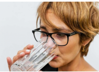 Zovu ga “kist” za crijeva: pomiješajte 1 kašičicu ovog praha u čaši vode i brzo olakšajte probavu