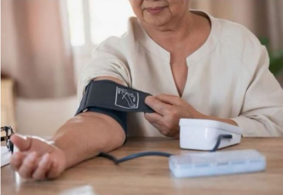 Postoji razlika između 30 i 60 godina: doktor vam pokazuje grafikon normalnog krvnog pritiska koji odgovara vašim godinama