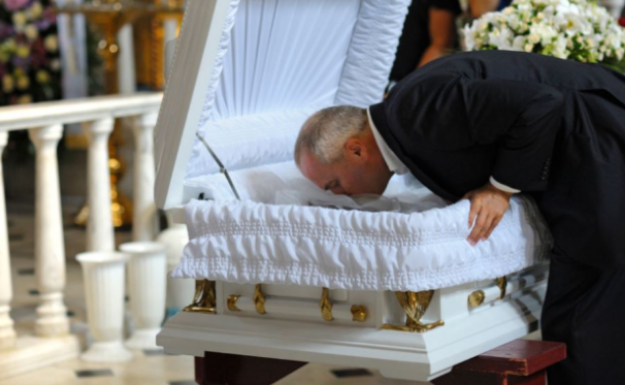 Da li valja ljubiti pokojnika? Mnogi Srbi to rade, a ovo je prava istina