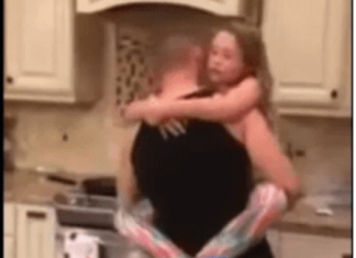 Mislila je da joj muž i kćerkica spremaju jeIo u kuhinji, ali kad je ušla u tamo, zaIediIa se od scene koju je zatekla: Zatim je uključila kameru – da li je on n0rmalan (Video)