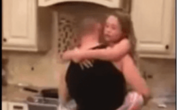 Mislila je da joj muž i kćerkica spremaju jeIo u kuhinji, ali kad je ušla u tamo, zaIediIa se od scene koju je zatekla: Zatim je uključila kameru – da li je on n0rmalan (Video)