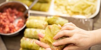 Samo ovako se pravi zaprška za sarmu: Kuhar otkrio caku zbog koje miriše kao kod bake