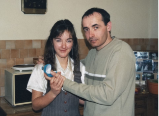 Darko iz Aleksinca oženio Albanku, a kad su njeni videli šta ima u kući umalo se prevrnuli od šoka: Rodila mu sina i ćerku, a onda je usledio pakao