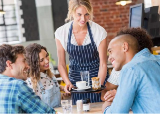 Šta znači kada gost pomaže konobaru da pokupi tanjire sa stola, prema psihologiji?