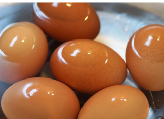 Kad kuhate jaja dodajte u vodu 1 sastojak: Neće popucati i oguliće se očas posla!
