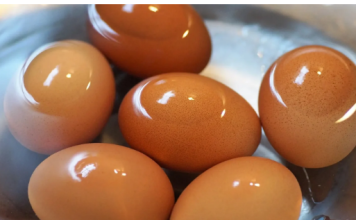 Kad kuhate jaja dodajte u vodu 1 sastojak: Neće popucati i oguliće se očas posla!
