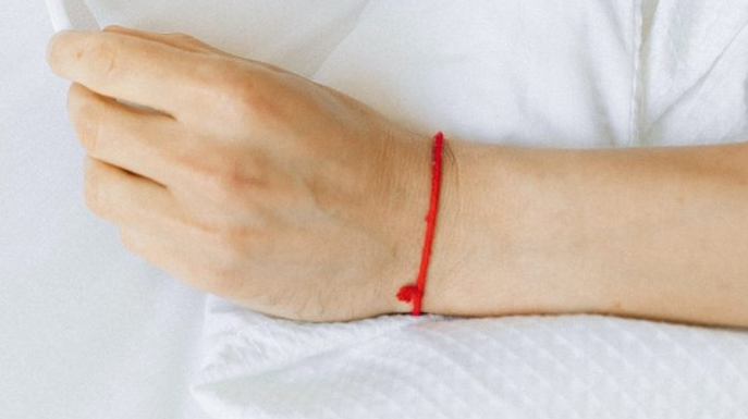 MNOGI NOSE CRVENI KONAC OKO RUKE, A NEMAJU POJMA ŠTA TO ZNAČI: Evo šta on simbolizuje