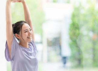 Japanska vežba za ravan stomak traje 1 minut: Popravlja držanje i sužava struk, a ne pomerate se s mesta