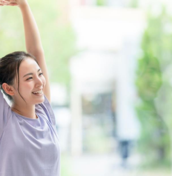 Japanska vežba za ravan stomak traje 1 minut: Popravlja držanje i sužava struk, a ne pomerate se s mesta