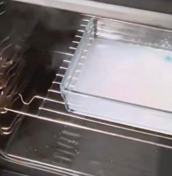 Stavite unutra i SAMO uključite rernu. Najgora prljavština će se sama skinuti!