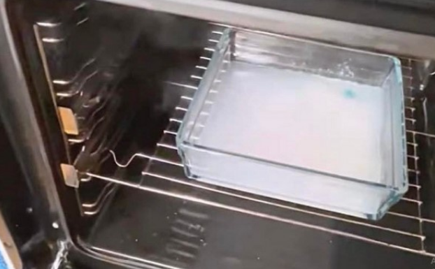 Stavite unutra i SAMO uključite rernu. Najgora prljavština će se sama skinuti!