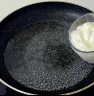 Samo sipajte JOGURT u kipuću vodu, dodajte brašno i ne morate ići u radnju ujutro: Skoro NIKO ne zna za ovo!