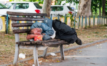 DEVOJKA IZ NOVOG SADA UDELILA BESKUĆNIKU, kad je progovorio shvatila je ko je iza izmučenog lica: UKOPALA SE U MESTU