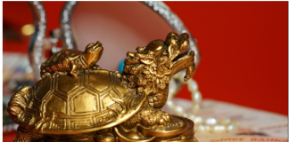 7 poklona koje ne smete da poklonite za Novu 2026.: Ako ovo uđe u kuću – donosi samo nesreću