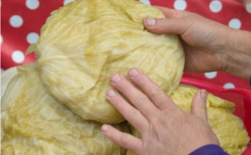 AK0 KRENE DA SE KVARl, lMA MU SPASA: Ev0 šta uraditi s kiselim kupusom ako su glavice premekane!