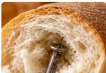 Neugodno otkriće: Banjalučanka pronašla ekser u hljebu