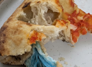 MUŠKARAC KUPIO SMRZNUTU PICU, PA DOŽIVEO HOROR Kad je zagrizao i shvatio šta je unutra, ZALEDILA MU SE KRV U ŽILAMA! (FOTO)