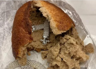 Šapčanin kupio hleb u prodavnici, a od onoga što je našao u vekni PREVRNUĆE VAM SE ŽELUDAC: Prizor nije za gadljive