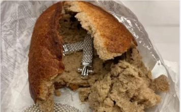 Šapčanin kupio hleb u prodavnici, a od onoga što je našao u vekni PREVRNUĆE VAM SE ŽELUDAC: Prizor nije za gadljive