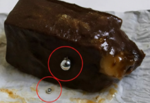 Kupili smo čokolade u trgovini i pronašli nešto čudno unutra: bili smo iznenađeni kada smo shvatili što je to.