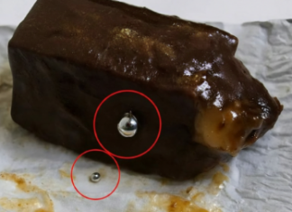 Kupili smo čokolade u trgovini i pronašli nešto čudno unutra: bili smo iznenađeni kada smo shvatili što je to.