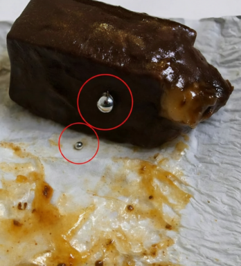 Kupili smo čokolade u trgovini i pronašli nešto čudno unutra: bili smo iznenađeni kada smo shvatili što je to.