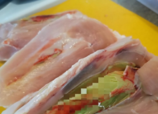 Što se to krije u piletini? Kupio ju je u dućanu, a kada je žena prerezala komad mesa izvirilo je nešto odvratno