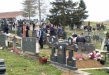 Pokojnika u Rogoznici spustili na zemlju, kada su svi očekivali popov glas, začulo se nešto jezivo: Svi su gutali suze i knedle u grlu
