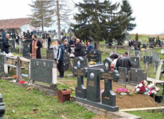 Pokojnika u Rogoznici spustili na zemlju, kada su svi očekivali popov glas, začulo se nešto jezivo: Svi su gutali suze i knedle u grlu