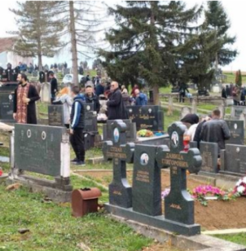 Pokojnika u Rogoznici spustili na zemlju, kada su svi očekivali popov glas, začulo se nešto jezivo: Svi su gutali suze i knedle u grlu