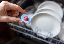 Verica s vremena na vrijeme u wc šolju ubaci tabletu za pranje sudova: Kada čujete zašto, oduševićete se