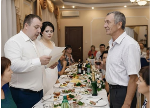 Kada je siromašan otac svojoj kćerki za vjenčanje poklonio običnu kovertu, bogata rodbina mladoženje počela se smijati takvom „velikodušnom“ poklonu.
