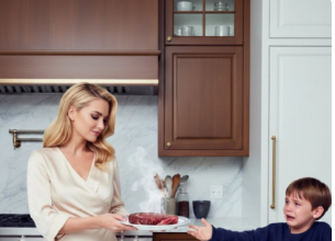 Maćeha se smejala dok sam gledao kako moj obrok nestaje