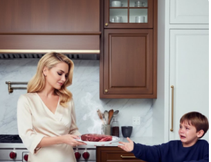 Maćeha se smejala dok sam gledao kako moj obrok nestaje