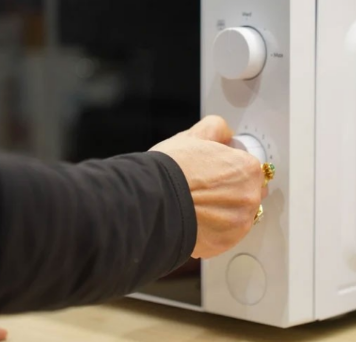 JESTE LI ZNALI DA MIKROVALNA NE SLUŽI SAMO ZA GRIJANJE HRANE: Možete iskoristiti za ovih 7 stvari, probajte!