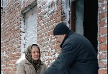 Gazda je izbacio bolesnu baku na ulicu usred zime zbog duga: Kada je ušao u njen prazan stan da pokupi ključeve, otkrio je tajnu koja ga je bacila na kolena