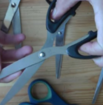 KROJAČKI trik za naoštravanje bilo koje makaze za nekoliko sekundi: Čak i one najtuplje sijeku kao nove