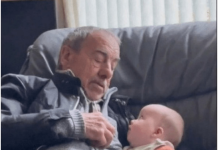 OSTAVILI SU BEBU NA TRENUTAK SA DEDOM: Kada su se vratili nisu mogli da vjeruju šta su zatekli!(VIDEO)