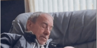 OSTAVILI SU BEBU NA TRENUTAK SA DEDOM: Kada su se vratili nisu mogli da vjeruju šta su zatekli!(VIDEO)