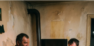 Otac plakao dok je ćerki pržio krompir za Božić jer nije imao za meso: A onda je na vrata pokucao čovek koga se selo plašilo